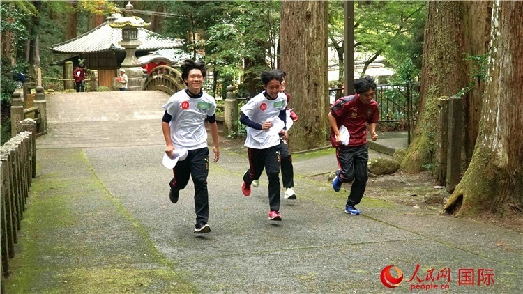 中日青少年在百年古剎里奔跑，揮灑青春的汗水。人民網(wǎng) 蔣曉辰攝