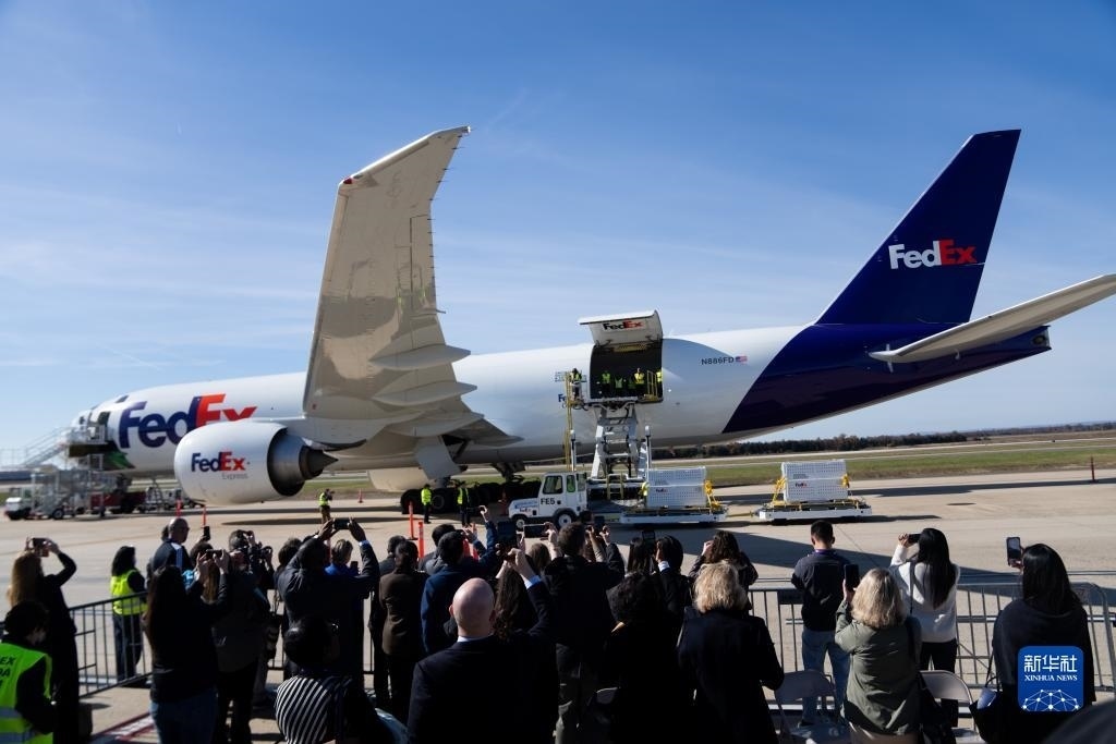 11月8日，在美國弗吉尼亞州的華盛頓杜勒斯國際機(jī)場，裝有大熊貓的特制“旅行包廂”準(zhǔn)備運(yùn)上專機(jī)。新華社記者劉杰攝