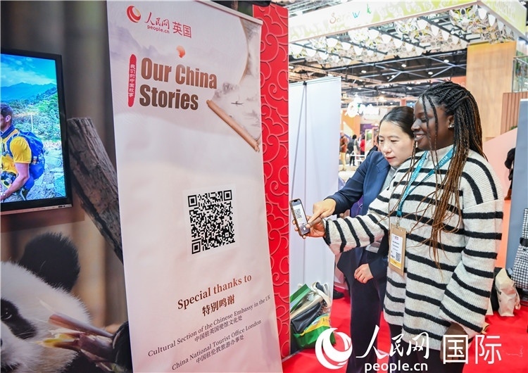 觀眾掃碼《我們的中國故事》系列視頻。人民網(wǎng) 郭錦標(biāo)攝