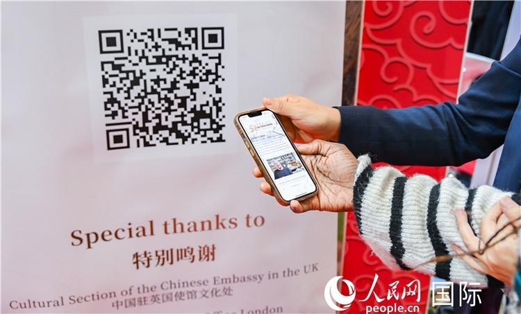 觀眾掃碼《我們的中國故事》系列視頻。人民網(wǎng) 郭錦標(biāo)攝