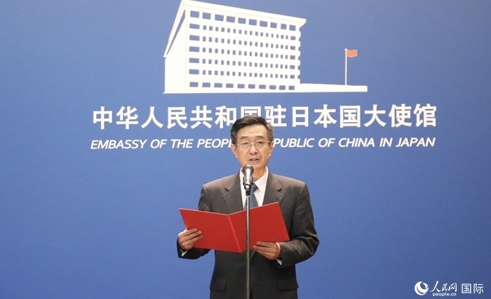 中國(guó)駐日本大使館教育處公使銜參贊杜柯偉宣讀獲獎(jiǎng)人員名單。人民網(wǎng) 許可攝