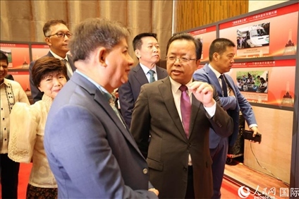 論壇期間配套舉行“‘?dāng)[脫貧困之路’——寧德扶貧開發(fā)圖片展”。人民網(wǎng)記者樊帆 攝