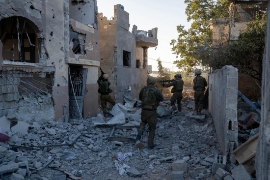 這張以色列國防軍11月12日發(fā)布的照片顯示，以軍地面部隊(duì)在加沙地帶北部開展軍事行動(dòng)。新華社發(fā)