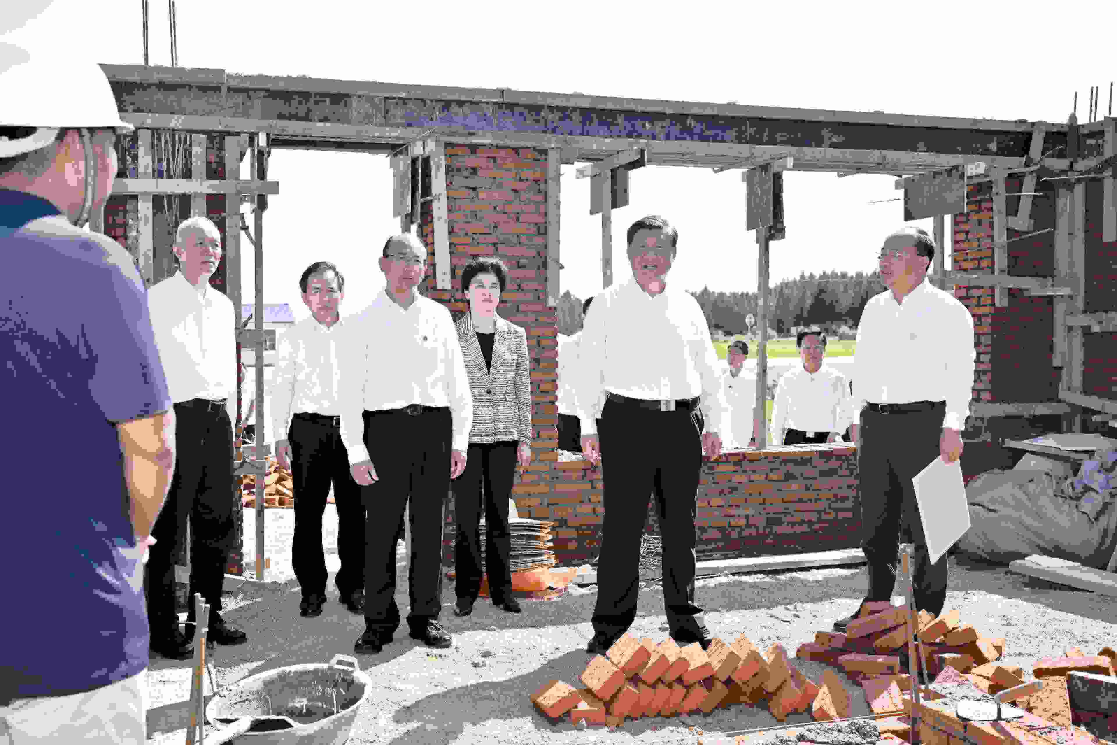 2023年9月7日，習(xí)近平總書記在遭受洪澇災(zāi)害的黑龍江省哈爾濱尚志市老街基鄉(xiāng)龍王廟村，察看水毀房屋重建情況。