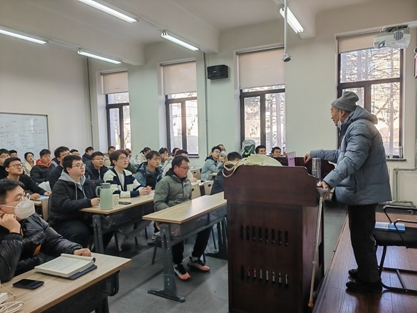 鐘萬勰院士為研究生上課。大連理工大學(xué)供圖