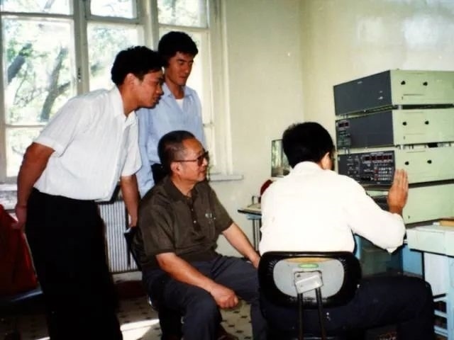 秦裕琨與團(tuán)隊(duì)在一起。哈爾濱工業(yè)大學(xué)供圖