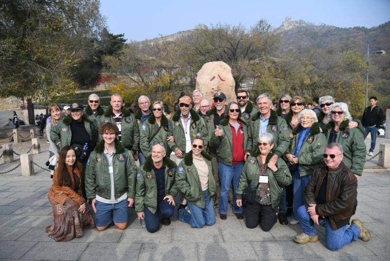 2023年10月29日，美國飛虎隊老兵莫耶一行人在北京八達嶺長城合影留念。