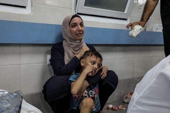 11月3日，人們在加沙城希法醫(yī)院接受治療。新華社發(fā)