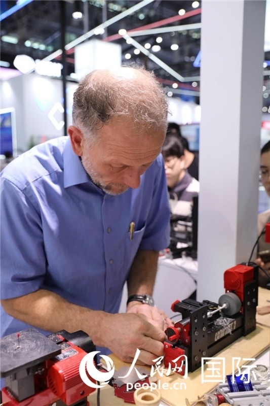 第25屆中國(guó)國(guó)際高新技術(shù)成果交易會(huì)15日在深圳開(kāi)幕，圖為展商現(xiàn)場(chǎng)演示精密加工工具。人民網(wǎng)記者 魯揚(yáng)攝