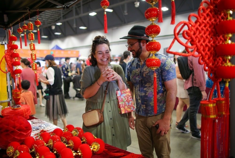 2023年1月21日，在新西蘭奧克蘭舉行的迎接中國(guó)農(nóng)歷春節(jié)活動(dòng)上，人們購(gòu)買新春裝飾品。這個(gè)活動(dòng)吸引當(dāng)?shù)厣先f(wàn)名各族裔民眾聚集一起，共迎中國(guó)春節(jié)。