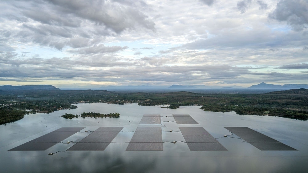 這是2022年12月8日在泰國(guó)烏汶府詩(shī)琳通水庫(kù)拍攝的浮體光伏項(xiàng)目（無(wú)人機(jī)照片）。中泰兩國(guó)聯(lián)合修建的浮體光伏項(xiàng)目2021年10月投入商業(yè)運(yùn)營(yíng)。中國(guó)制造的電池板不斷將日光轉(zhuǎn)化為清潔電能，輸送至當(dāng)?shù)厍Ъ胰f(wàn)戶。