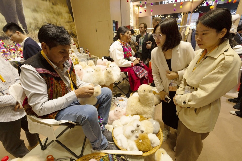 2023年11月7日，秘魯羊駝毛制品手藝人馬馬尼大叔在中國(guó)上海舉辦的第六屆進(jìn)博會(huì)上展示羊駝玩偶制作工藝。秘魯特色羊駝毛制品連續(xù)六屆在進(jìn)博會(huì)上亮相，收獲大量訂單。進(jìn)博會(huì)大舞臺(tái)讓秘魯傳統(tǒng)手藝人有了更廣闊的發(fā)展空間。