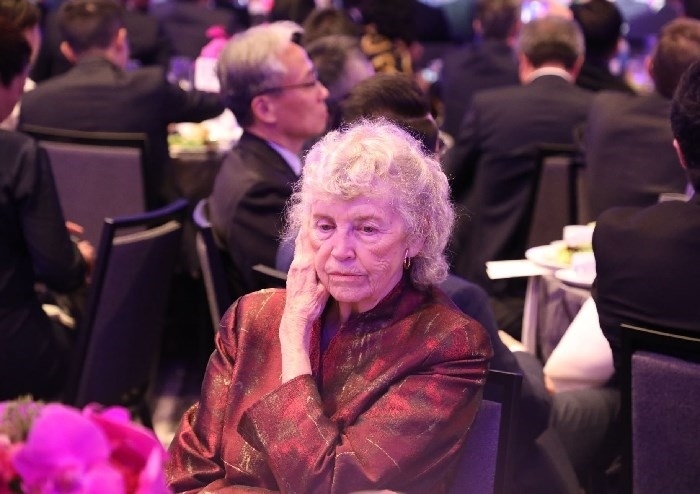 當?shù)貢r間11月15日晚，國家主席習近平在美國舊金山出席美國友好團體聯(lián)合舉行的歡迎宴會。在熱烈的掌聲中，習近平發(fā)表重要演講。圖為參加晚宴人士認真聆聽演講。人民日報記者 李志偉 攝