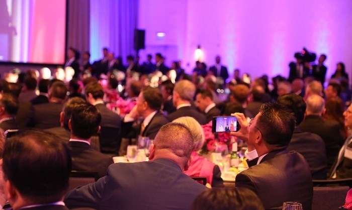 當?shù)貢r間11月15日晚，國家主席習近平在美國舊金山出席美國友好團體聯(lián)合舉行的歡迎宴會。在熱烈的掌聲中，習近平發(fā)表重要演講。圖為參加晚宴人士認真聆聽演講。人民日報記者 李志偉 攝