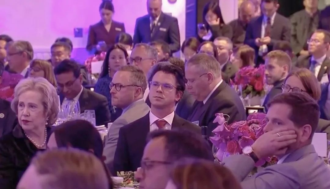 △當?shù)貢r間11月15日晚，習近平主席在美國友好團體聯(lián)合歡迎宴會上發(fā)表演講。圖為參加宴會的人士認真聆聽演講。