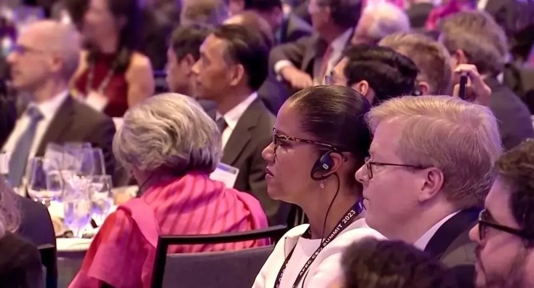 △參加宴會的人士認真聆聽演講。