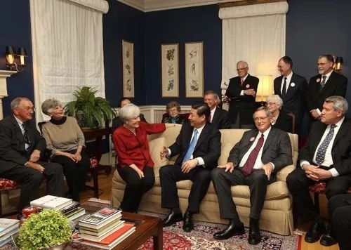 △2012年2月15日，習近平在前艾奧瓦州友好省州委員會委員蘭蒂夫人（左三）的家中回憶1985年訪問該地時的情景。