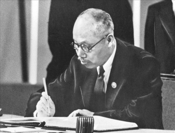 董必武在《聯(lián)合國憲章》上簽名。新華社發(fā)