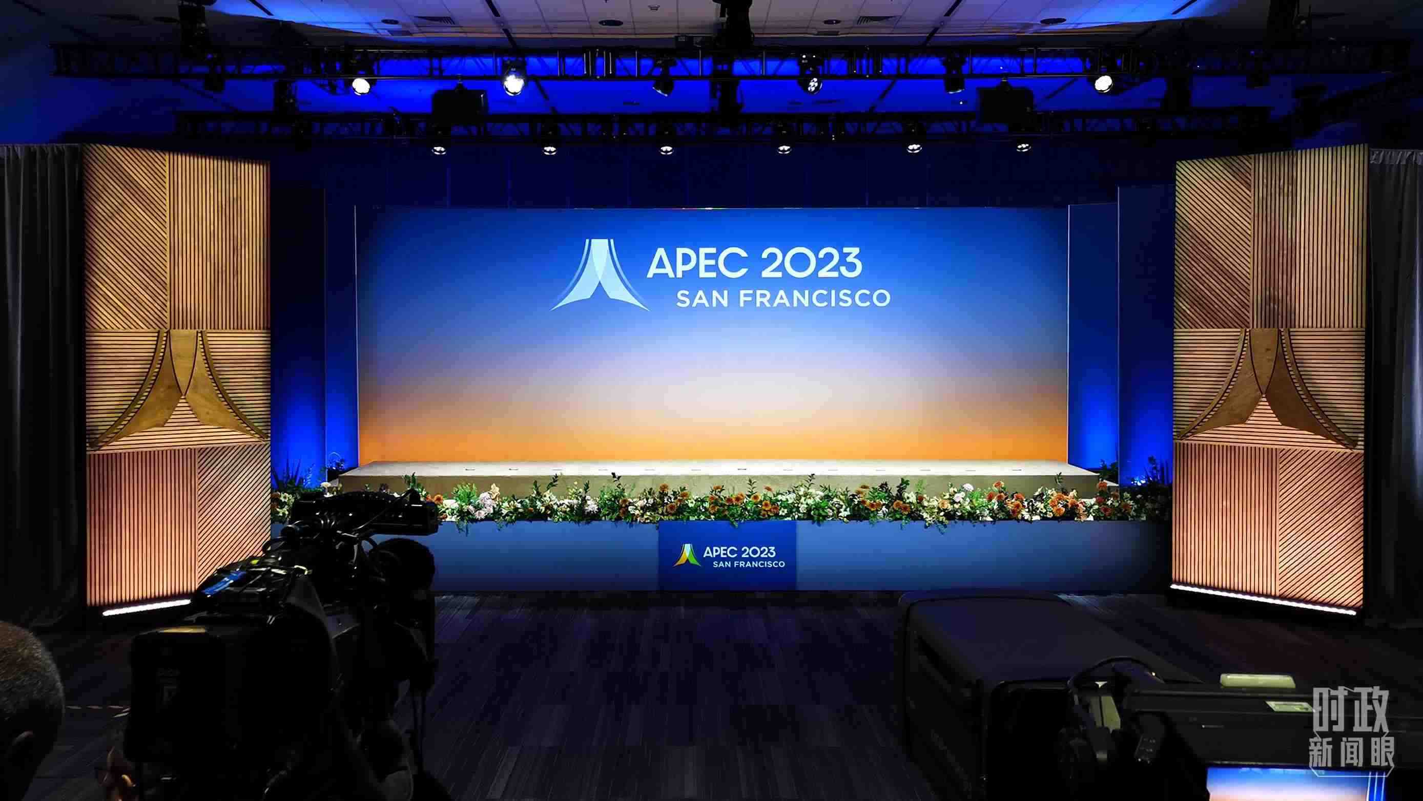 △16日，APEC領(lǐng)導(dǎo)人同東道主嘉賓在對話會前集體合影，圖為記者們在等待合影開始。（總臺央視記者石偉明拍攝）