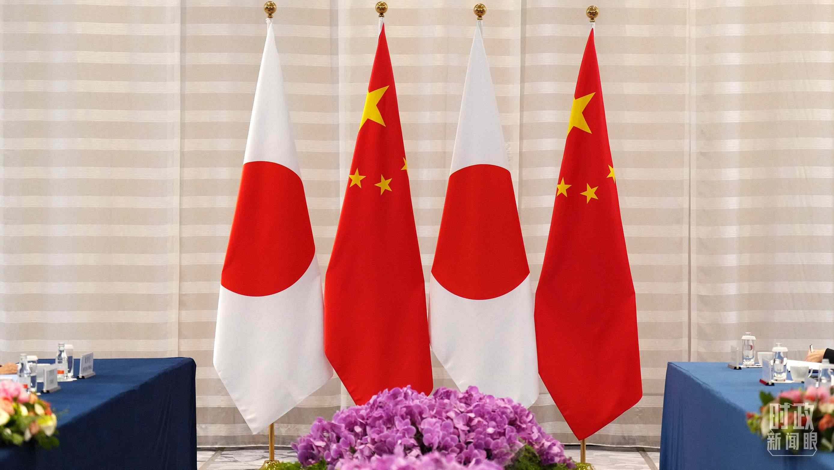△會談現(xiàn)場的中日兩國國旗。（總臺國廣記者李晉拍攝）