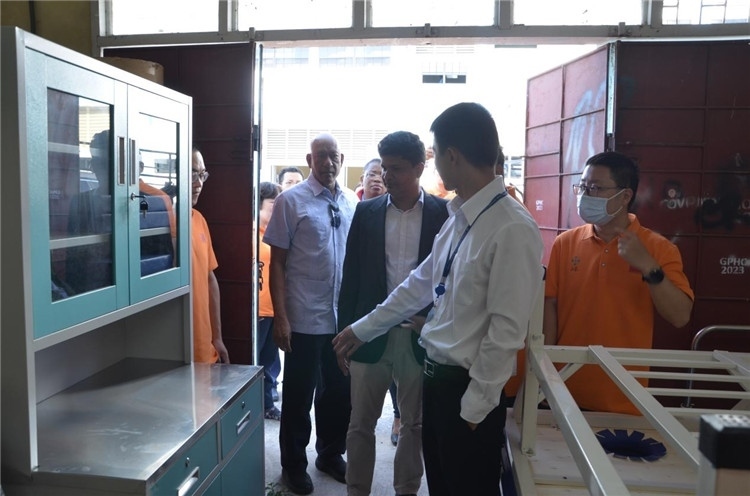 喬治敦公立醫(yī)院執(zhí)行院長接收捐贈(zèng)物資。第十九期中國援圭亞那醫(yī)療隊(duì)供圖