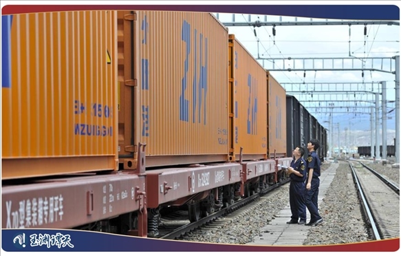 ｜｜新疆阿拉山口，中歐班列從這里經(jīng)過(guò)