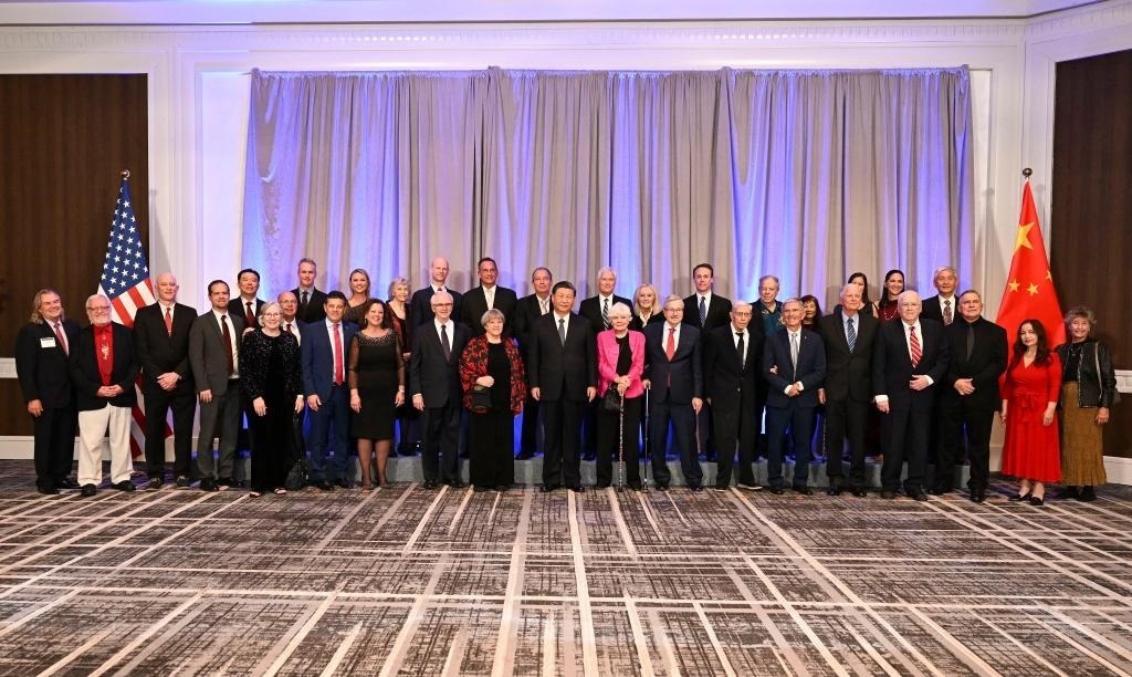 當(dāng)?shù)貢r(shí)間11月15日晚，國(guó)家主席習(xí)近平在美國(guó)舊金山出席美國(guó)友好團(tuán)體聯(lián)合舉行的歡迎宴會(huì)。這是宴會(huì)開(kāi)始前，習(xí)近平會(huì)見(jiàn)飛虎隊(duì)和史迪威將軍后人、鼓嶺、艾奧瓦州、華盛頓州等方面友好人士代表，同他們親切交談并合影留念。