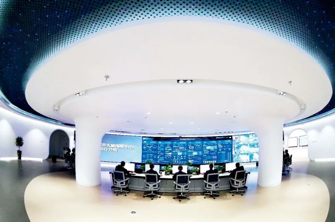 2021年2月2日，江西省撫州市東鄉(xiāng)區(qū)城市大腦指揮中心，工作人員通過(guò)城市大腦指揮平臺(tái)實(shí)時(shí)監(jiān)控、抓取、分析相關(guān)案件。