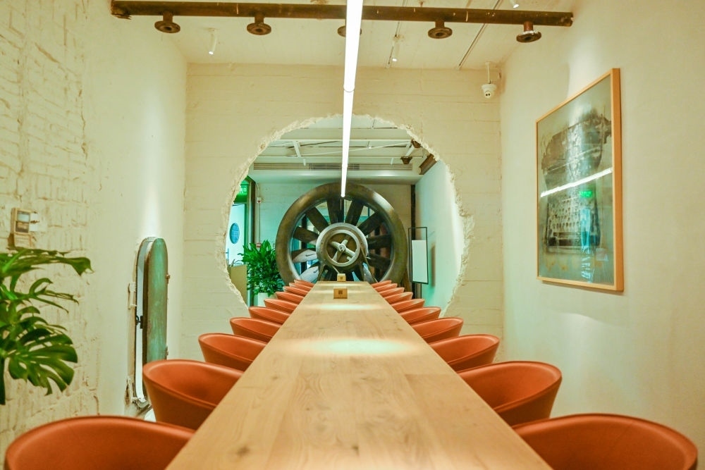 “絲聯(lián)166”園區(qū)內(nèi)保留工業(yè)遺存的咖啡館。（受訪者供圖）