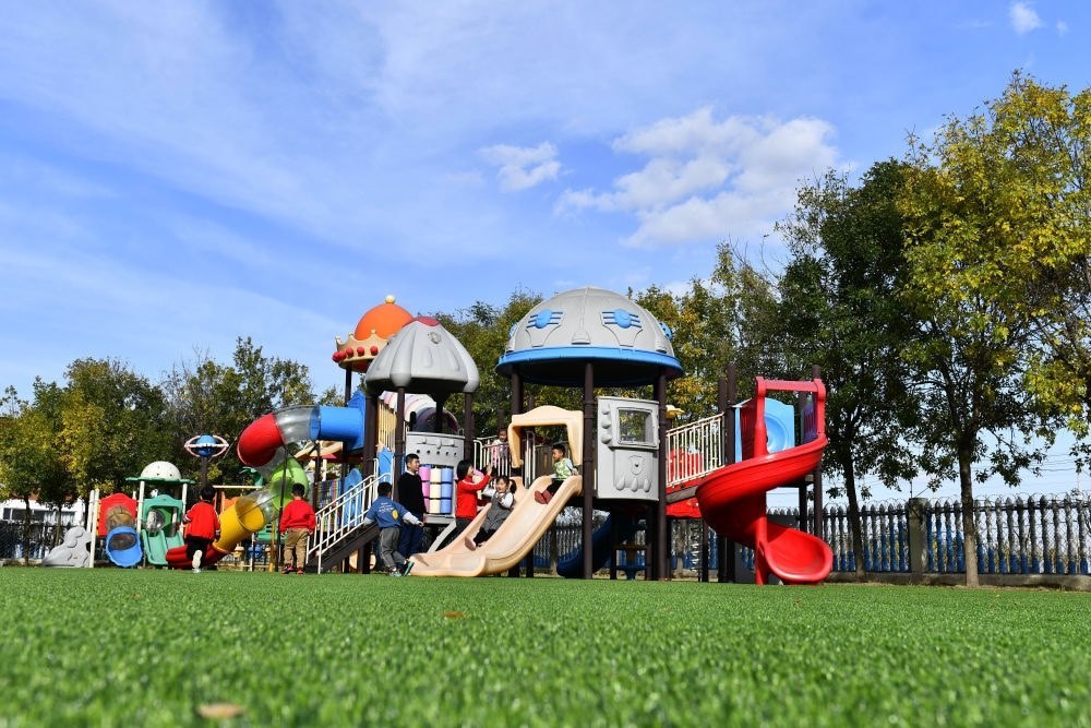 在山東省東營市墾利區(qū)楊廟社區(qū)幼兒園，孩子們在老師的帶領(lǐng)下進(jìn)行戶外活動（2021年10月19日攝）。新華社記者 郭緒雷 攝