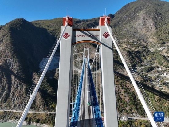 11月25日，列車通過麗香鐵路金沙江特大橋（無人機照片）。