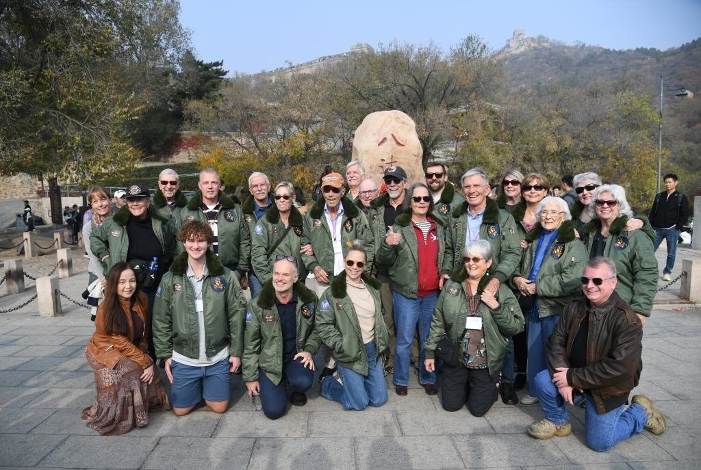 10月29日，飛虎隊(duì)老兵莫耶一行人在北京八達(dá)嶺長城合影留念。當(dāng)日，美中航空遺產(chǎn)基金會訪華代表團(tuán)成員陸續(xù)抵達(dá)北京。新華社記者任超攝