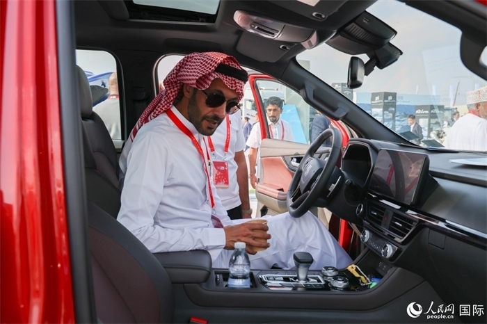 嘉賓參觀體驗山東重工產(chǎn)品。人民網(wǎng)記者 任皓宇攝