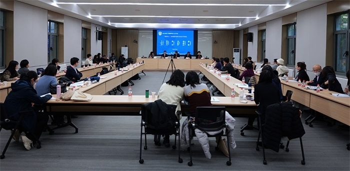 “區(qū)域國別學(xué)視角下的日語學(xué)科建設(shè)”圓桌論壇現(xiàn)場。主辦方供圖