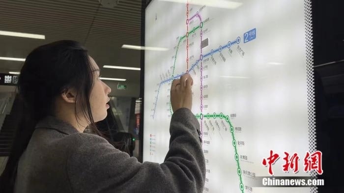 李佳夢正在坐地鐵。呂盛楠 攝