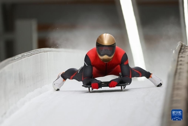 11月25日，天津隊選手閆文港在比賽中抵達終點。新華社記者 王楷焱 攝