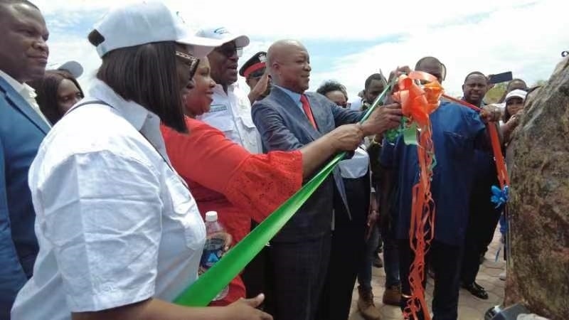 嘉賓為學(xué)校剪彩。主辦方供圖