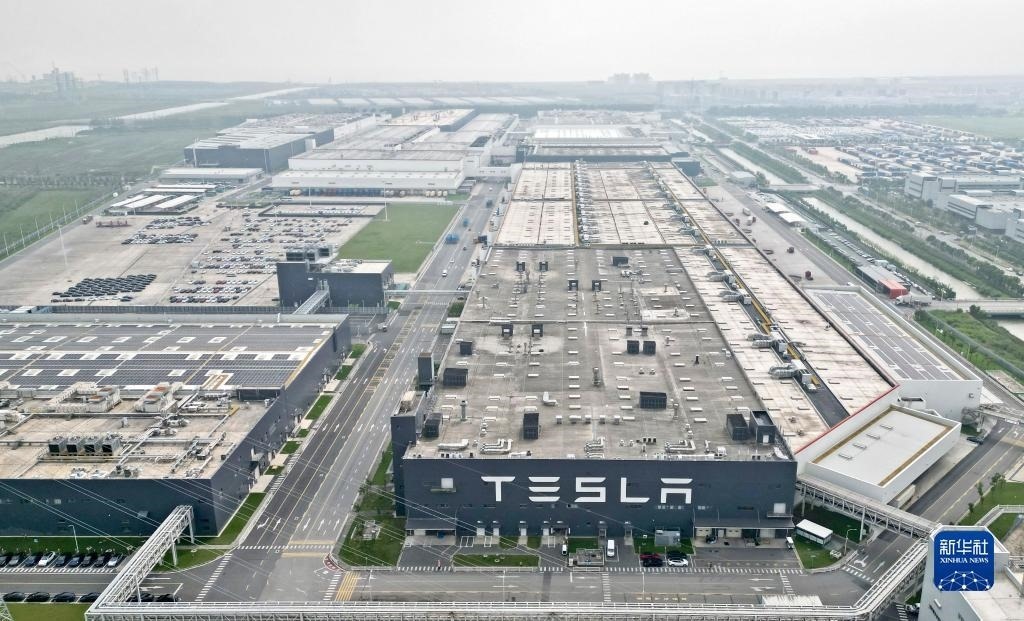 這是在中國（上海）自由貿(mào)易試驗區(qū)臨港新片區(qū)拍攝的特斯拉上海超級工廠（2023年9月26日攝，無人機(jī)照片）。新華社記者 劉穎 攝