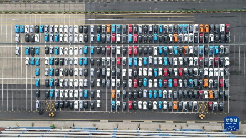 這是2023年7月9日在上海外高橋海通汽車碼頭拍攝的等待裝船運(yùn)往澳大利亞的上汽MG品牌汽車和新能源車（無人機(jī)照片）。新華社記者 方喆 攝