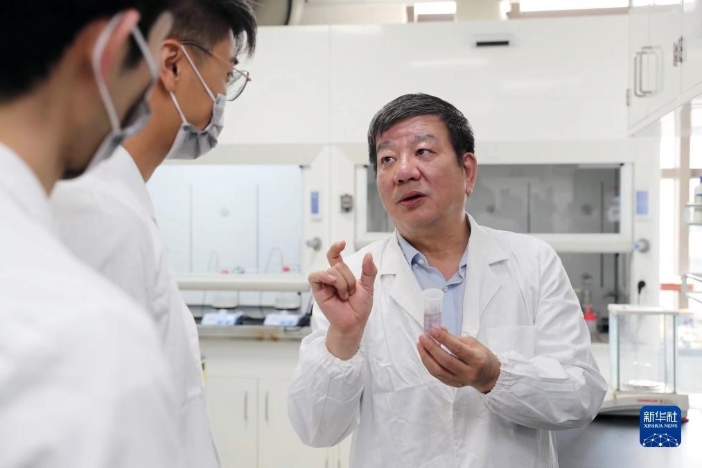 中國科學(xué)院院士、國家自然科學(xué)獎一等獎得主趙東元在復(fù)旦大學(xué)實驗室里指導(dǎo)學(xué)生（2023年9月2日攝）。新華社記者 劉穎 攝