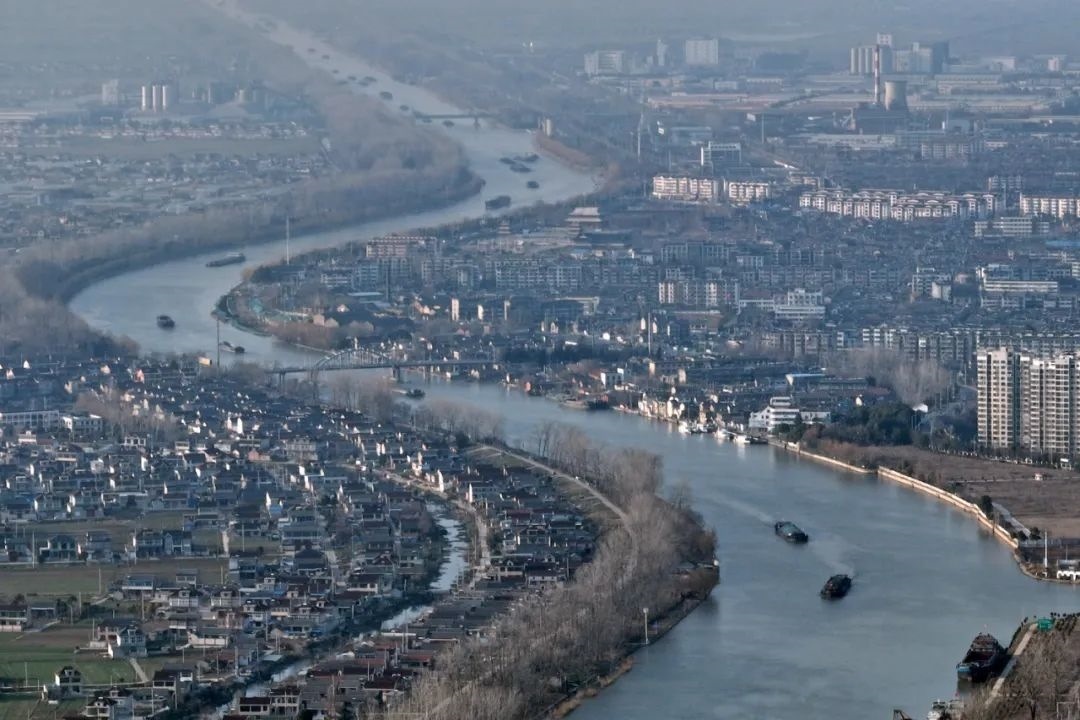 2月16日，貨船行駛在京杭大運(yùn)河江蘇寶應(yīng)段。新華社發(fā)（沈冬兵攝）