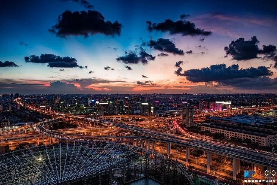 傍晚時(shí)刻的上海立交橋。新華網(wǎng)發(fā) 田橫 攝