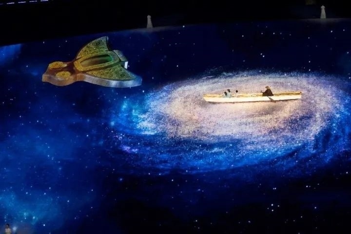 杭州第4屆亞殘運(yùn)會(huì)閉幕式上，吉祥物飛飛幻化回良渚玉鳥的模樣，盤旋于夜色之中。記者 倪雁強(qiáng) 董旭明 攝