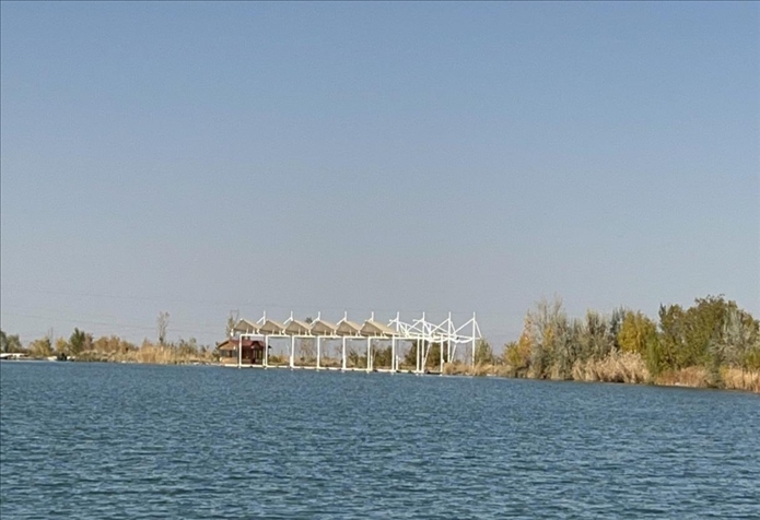 2023年11月1日，督察組拍攝到弱水花海景區(qū)建有人工湖及水上游樂設(shè)施。（中央第四生態(tài)環(huán)境保護督察組供圖）