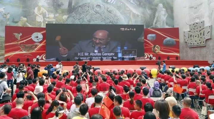 2019年7月6日，杭州市民揮舞國旗慶祝良渚古城遺址獲準(zhǔn)列入世界遺產(chǎn)名錄。記者 吳煌 倪雁強(qiáng) 攝