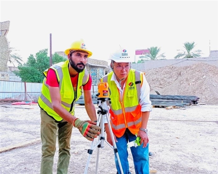 中伊工人在施工中。中國電建供圖