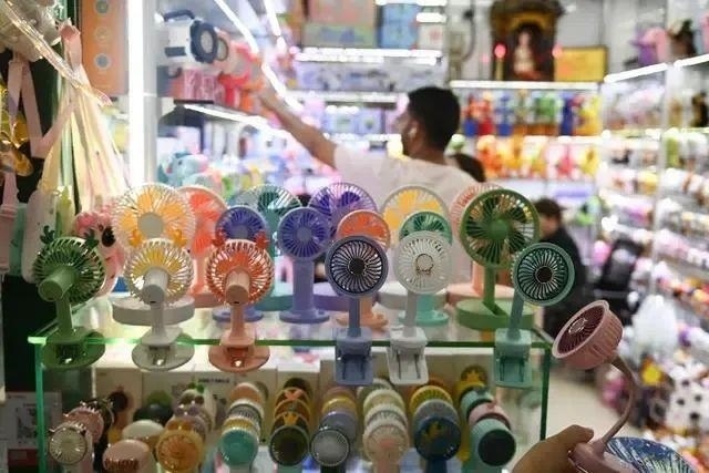 △近期，客商在浙江義烏國(guó)際商貿(mào)城采購(gòu)商品。