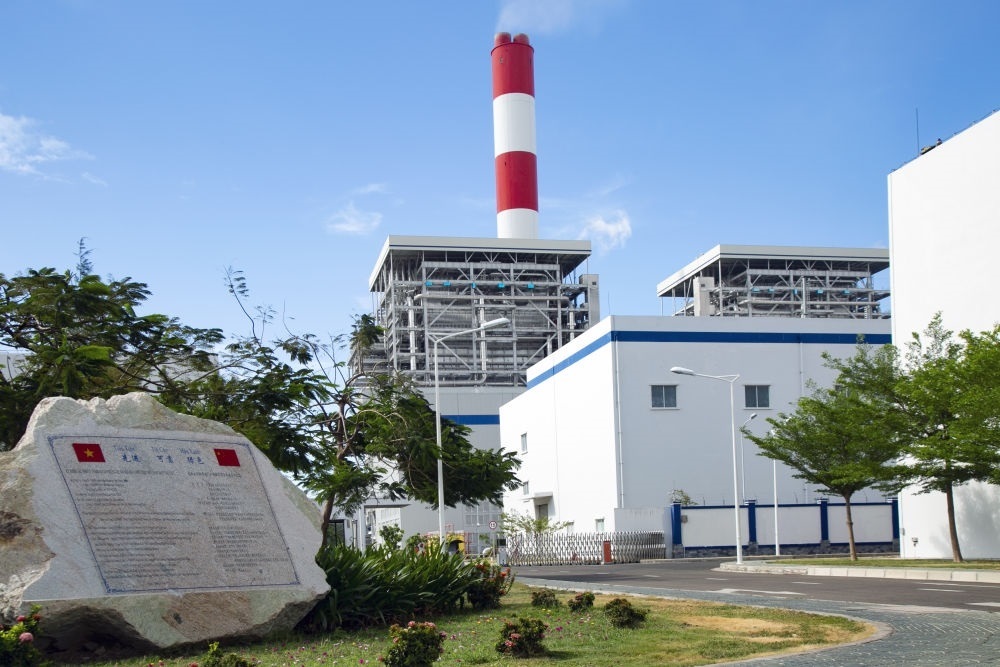 這是2021年3月24日在越南平順省拍攝的越南永新燃煤電廠(chǎng)一期BOT項(xiàng)目廠(chǎng)區(qū)。新華社發(fā)（南方電網(wǎng)越南永新公司供圖）