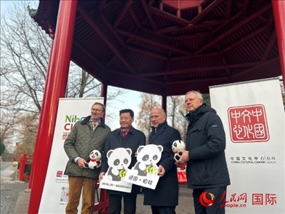 中國文化中心組織的主題活動現(xiàn)場。從左至右依次為柏林動物園園長克尼里姆、中國駐德國大使吳懇、柏林市長韋格納、柏林動物園監(jiān)事會主席布魯克曼。人民網(wǎng)記者 徐馨攝