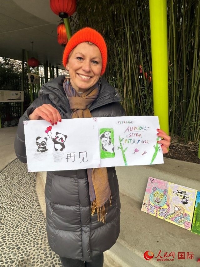 桑德拉和德國小朋友們的作品。右圖寫著“祝福好運，再見 Pit和Paule（“夢想”“夢圓”的德語名字）”。人民網(wǎng)記者 徐馨攝